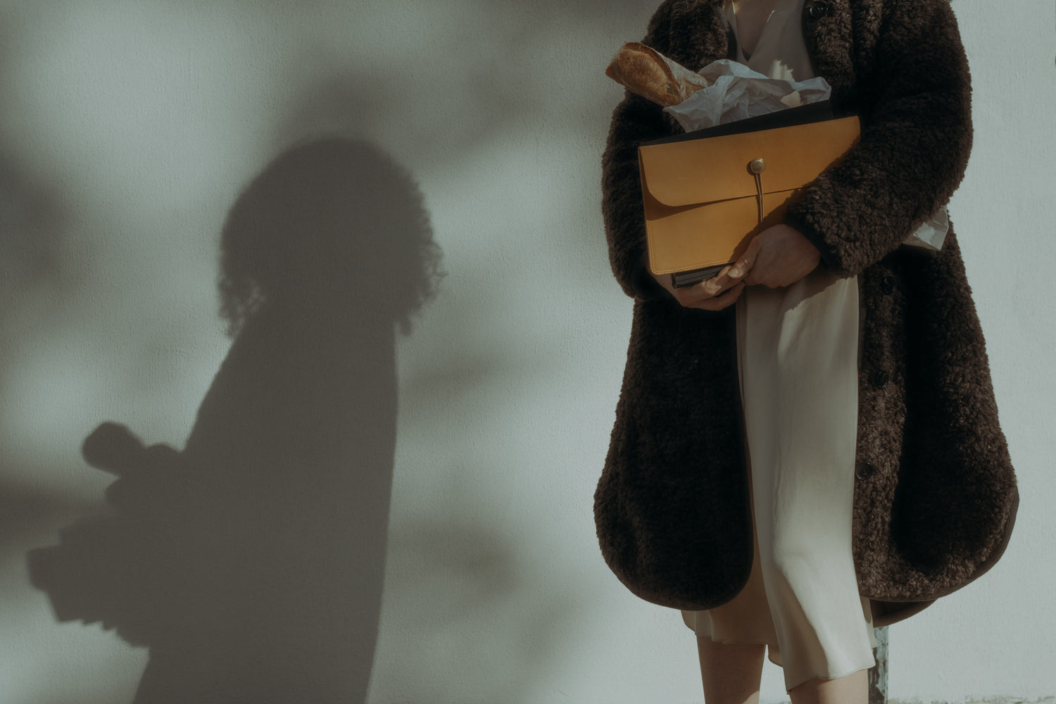envelope clutch in noir