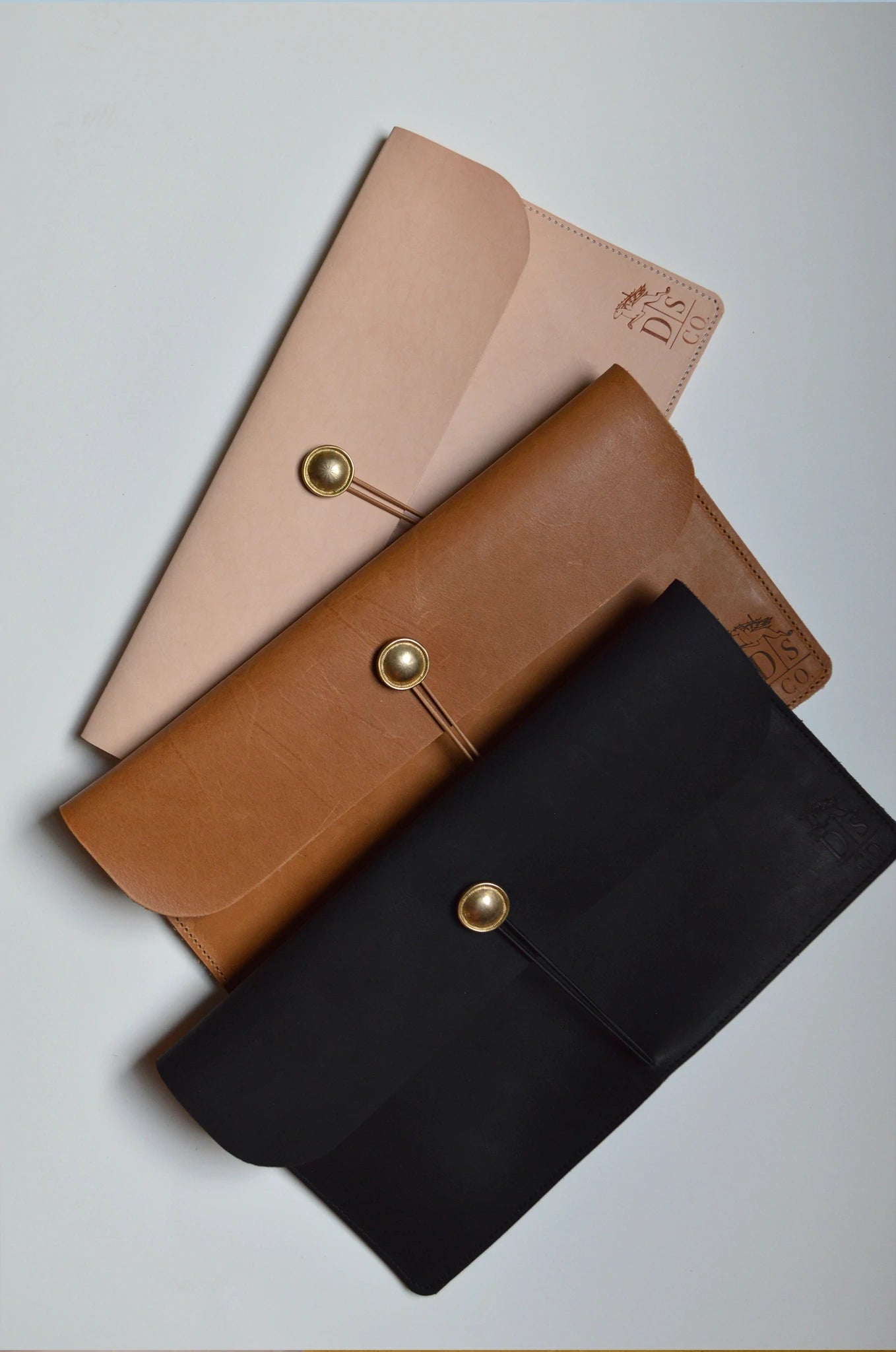 envelope clutch in noir